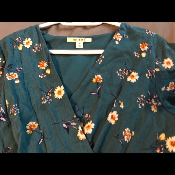 Wore to one event.. no longer needed - Picture 4 of 4